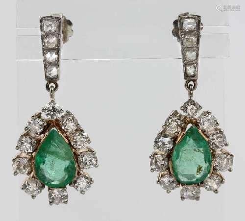 Pair of 8 kt gold earrings with emeralds and diamonds