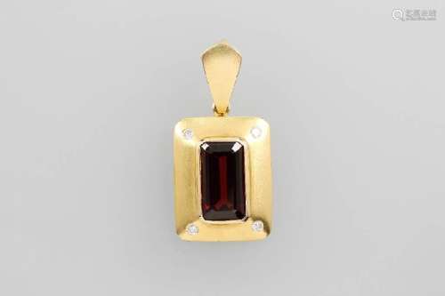 14 kt gold pendant with garnet and brilliants