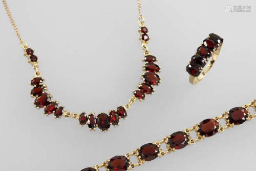 Lot 8 kt gold jewellery with garnets