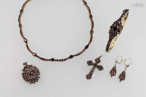 Lot with garnets, silver, comprised of: Pair of