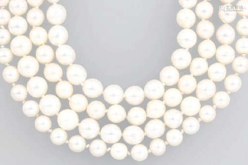 Lot 4 cultured akoya pearls