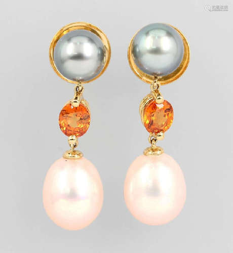 Pair of 18 kt Gold earrings with sapphires andpearls