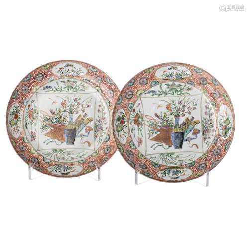 Pair of 'flower vase' plates ein chinese porcelain,