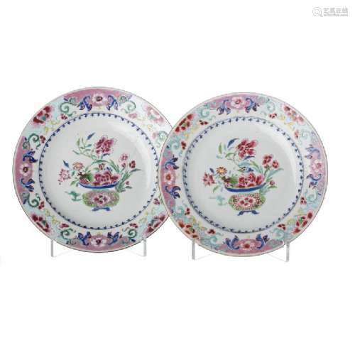 Chinese Porcelain 'flower vase' pair of plates,