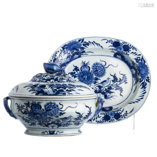 Tureen with platter, in Chinese porcelain, Qanlong