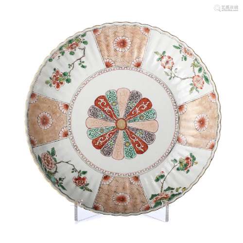 Lobbed Famille Verte plate in chinese porcelain, Kangxi