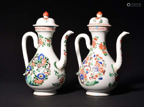 A PAIR OF WUCAI EWERS , Period of KangXi