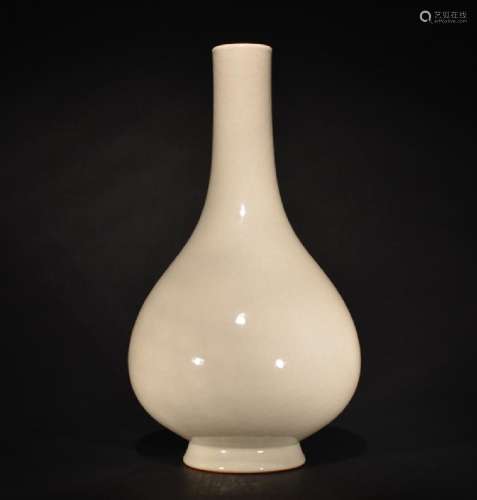 A WHITE-GLAZED VASE , Qing Dynasty
