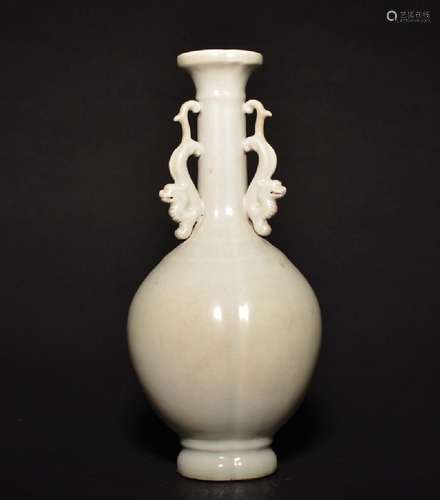 A GUAN-TYPE-GLAZED DRAGON VASE , Qing period