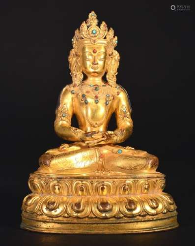 A GILT-BRONZE FIGURE OF AMITAYUS , 16-17TH Century