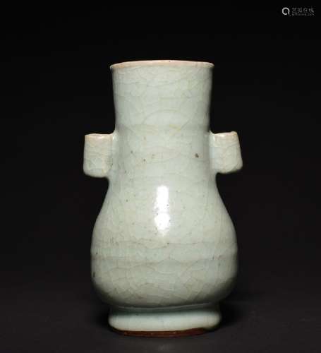 A GUAN-TYPE VASE , Qing Dynasty