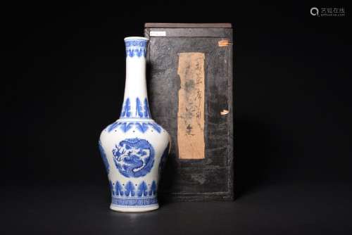 A BLUE AND WHITE VASE AND BOX , Qing Dynasty