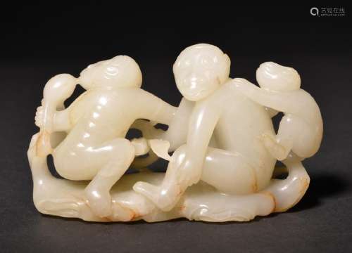 A WHITE JADE CARVING OF MONKEY GROUP , Qing Dynasty