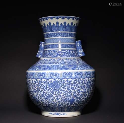 A LARGE OF BLUE AND WHITE VASE , Qing Dynasty