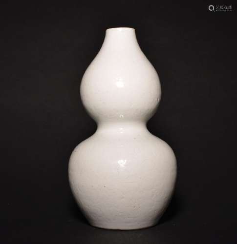A CARVED WHITE-GLAZED DOUBLE-GOURD VASE , Qing Dynasty