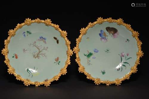 A PAIR OF FAMILLE-ROSE DISHES , 19th Century