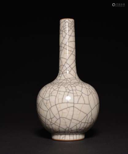 A GE-TYPE BOTTLE VASE , Qing Dynasty