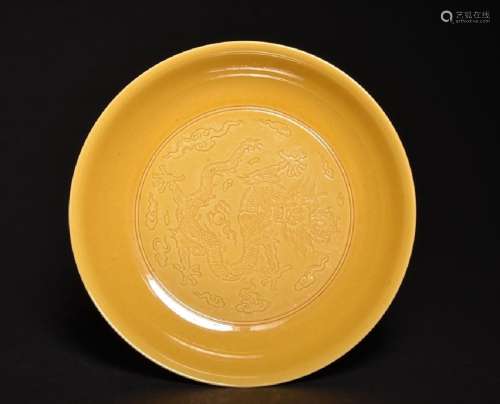 A CARVED YELLOW-GROUND DRAGON DISH , Qing Dynasty