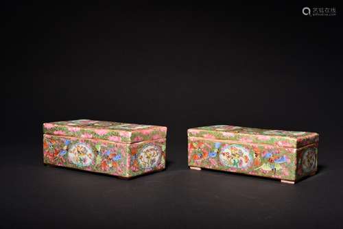 A PAIR OF FAMILLE-ROSE BOX AND COVERS , Qing Dynasty