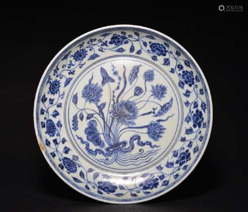 A LARGE OF BLUE AND WHITE DISH , Ming Dynasty