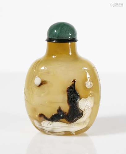 CHINESE TWO TONE AGATE SNUFF BOTTLE WITH SCHOLARS
