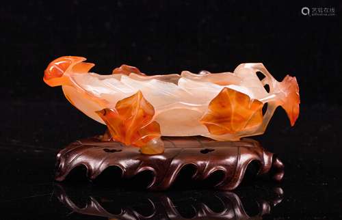 CHINESE QING DYNASTY AGATE WATER COUPE WITH STAND