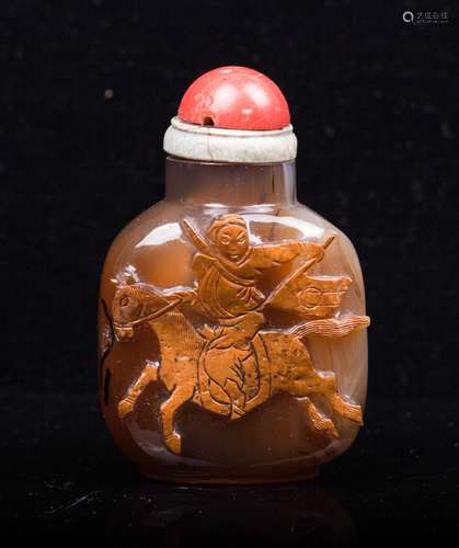 CHINESE AGATE SNUFF BOTTLE WITH MAN ON HORSE