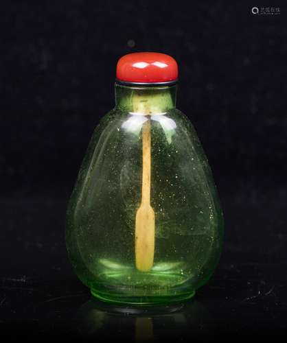 CHINESE GREEN PEKING GLASS SNUFF BOTTLE