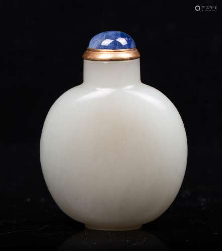 CHINESE QING DYNASTY WHITE JADE SNUFF BOTTLE