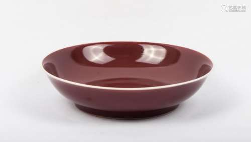 CHINESE OX-BLOOD GLAZED PORCELAIN PLATE WITH MARK