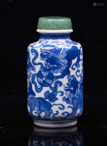 CHINESE QING DYNASTY BLUE AND WHITE SNUFF BOTTLE