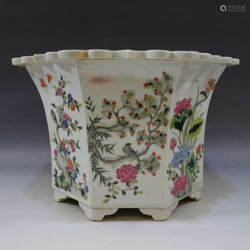 ANTIQUE CHINESE FAMILLE ROSE PORCELAIN JARDINIERE. 19TH CENTURY
