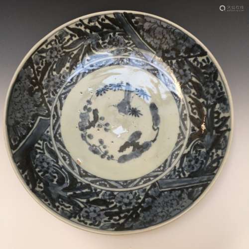 A LARGE CHINESE ANTIQUE BLUE AND WHITE DISH, 18TH CENTURY