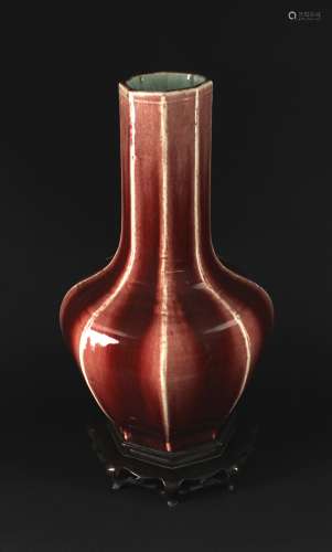 十八世纪红釉八棱天球瓶