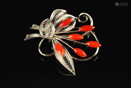 银质镶嵌红珊瑚花卉纹胸针