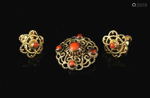（1867—1918）奥匈帝国时期银鎏金镶嵌红珊瑚珠古董胸针和耳钉一对。