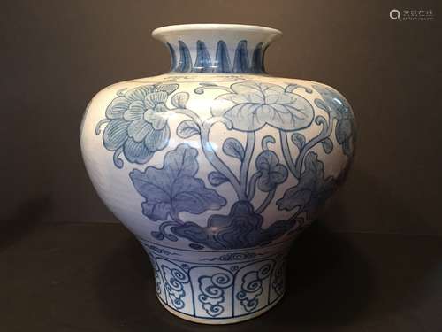 A Fine Large Chinese Blue and White Jar, 12