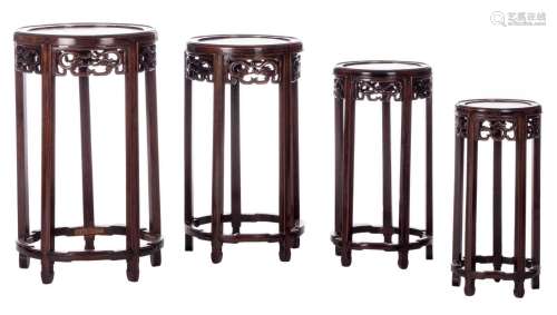 A four-part set round Oriental nest tables in exotic hardwood, H 50 - 87,5 cm - Diameter 22,5 - 40 cm (damage)