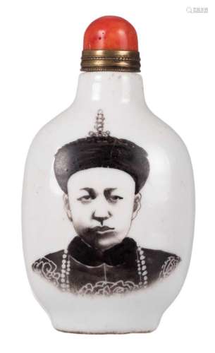 A Chinese porcelain snuff bottle with the effigy of emperor Xuantong (Puyi), H 8,5 cm