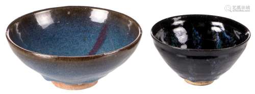 Two Chinese 'jun ware' yue bowls of the Northern Song type, H 7 - 7,5 cm / Diameter 13 - 17,5 cm