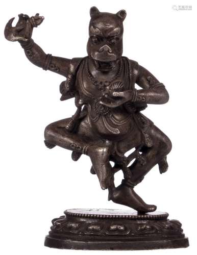 A Tibetan bronze God on a matching base, H 10 - W 7,5 cm