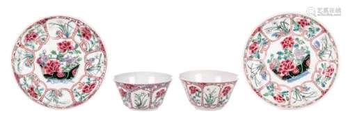 A pair of Chinese famille rose cups and saucers, Qianlong, H 3,7 - Diameter 11,3 cm (chip)