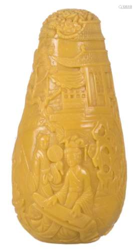 A Chinese yellow Peking glass vase and cover, overall relief decorated with an animated scene, H 16,5 cm