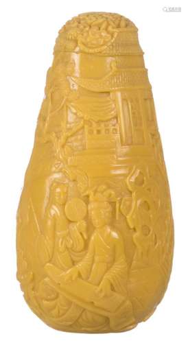 A Chinese yellow Peking glass vase and cover, overall relief decorated with an animated scene, H 16,5 cm