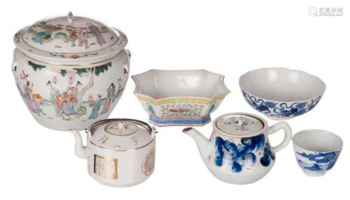 Two Chinese polychrome and gilt decorated teapots and covers, and a ditto plate, and pot and cover, H 7- 21 cm; added a Chinese blue and white bowl and cup, 19thC, H 6 - 6,5 - D 8,5 - 17 cm