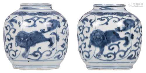 A pair of Chinese Wanli blue and white floral decorated jars with Fu lions, H 13,5 cm