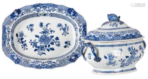 A Chinese blue and white floral decorated terrine on a matching plate, 18thC, H 24 - L 31 cm (terrine), 30 x 37 cm (plate)