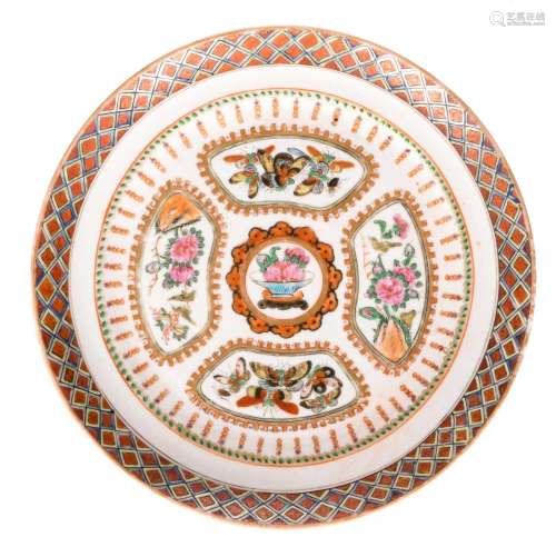 A Chinese famille rose export dish, 18thC, Diameter 22 cm