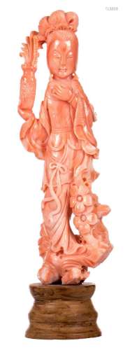 A Chinese red coral figure of a court lady on a wooden base, H 18 cm (with base) - Weight: about 190 g