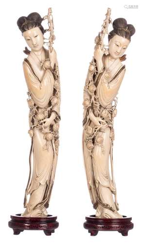 A pair of Chinese ivory carved figures, about 1900, H 60,5 cm - Weight: 3874 g / 4039 g (without bases)